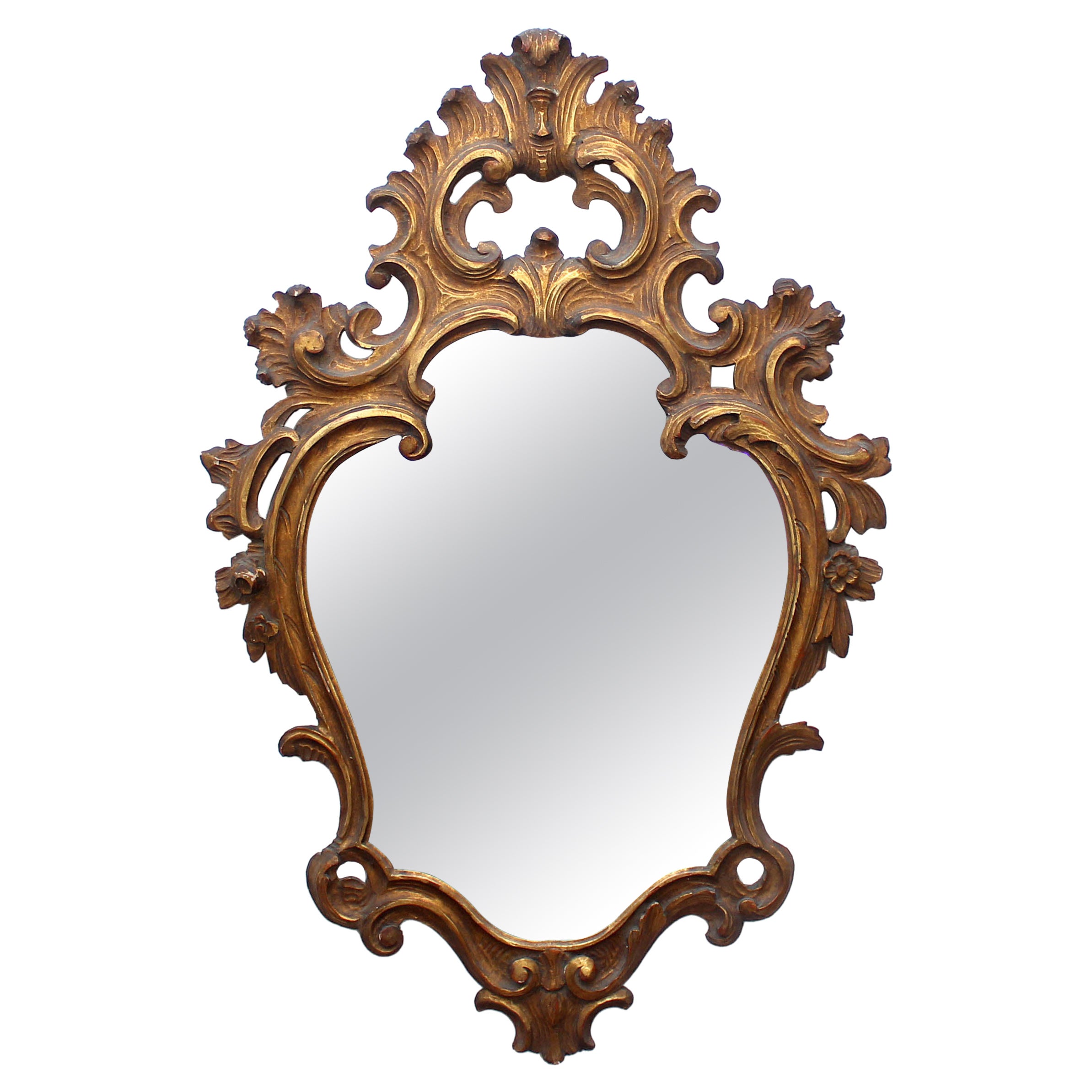 Miroir en bois doré sculpté de style baroque en vente