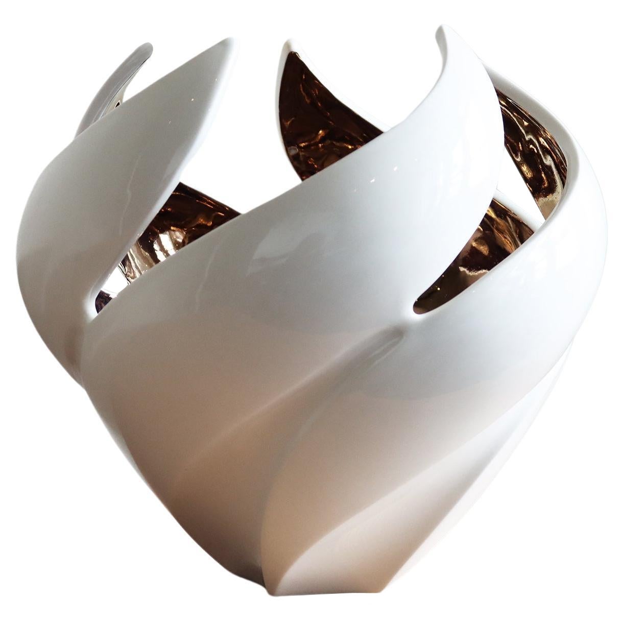 Vase torsadé, blanc et lustre en cuivre «loom »