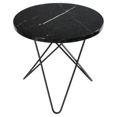 Mini table O en marbre noir Marquina et acier noir d'OxDenmarq