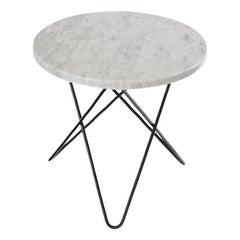 Mini table O en marbre de Carrare blanc et acier noir par OxDenmarq