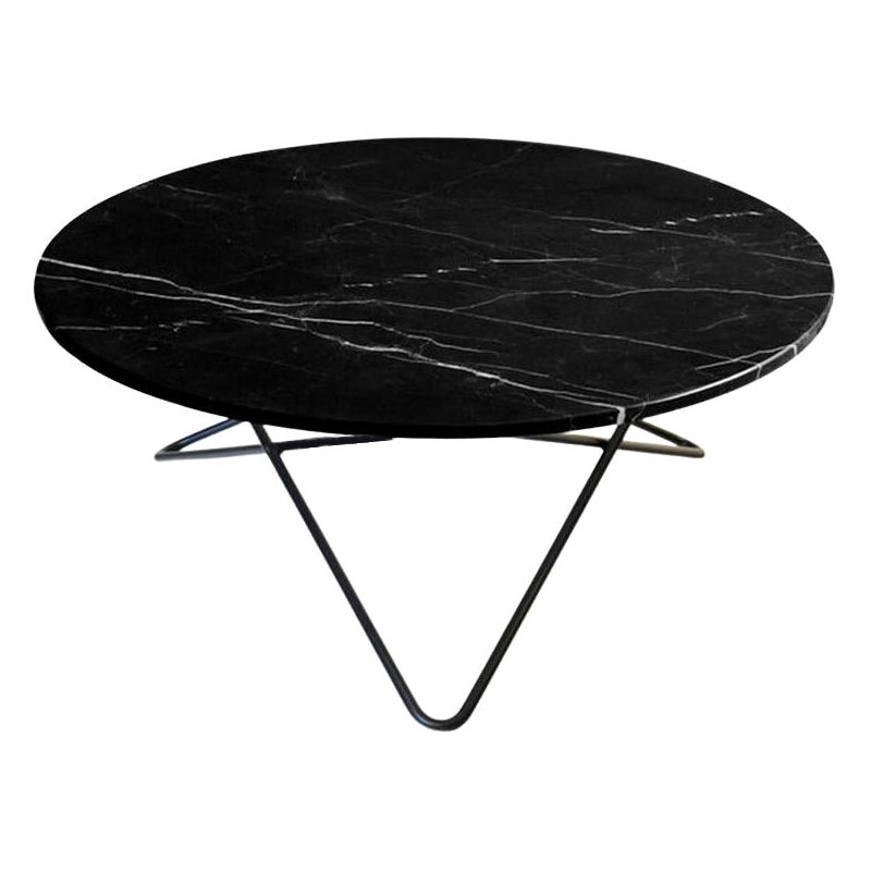 Grande table O en marbre noir Marquina et acier noir d'OxDenmarq