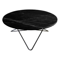 Grande table O en marbre noir Marquina et acier noir d'OxDenmarq