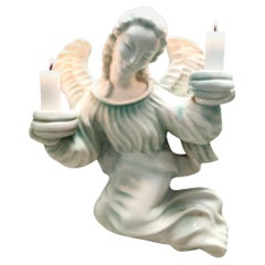 Wandhalterung aus weiß glasierter Keramik mit Cherubmotiv von Goldscheider, Österreich