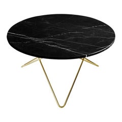 Table "O" en marbre noir Marquina et laiton par OxDenmarq