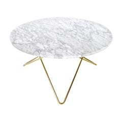 Table "O" en marbre de Carrare blanc et laiton d'OxDenmarq
