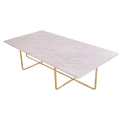 Grande table Ninety en marbre de Carrare blanc et laiton d'OxDenmarq