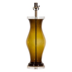 Lampe de table anglaise du milieu du siècle en verre ambré foncé sur base en lucite, câblée aux États-Unis