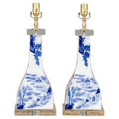 Paire de lampes de bureau asiatiques en porcelaine bleue et blanche montées sur lucite personnalisée