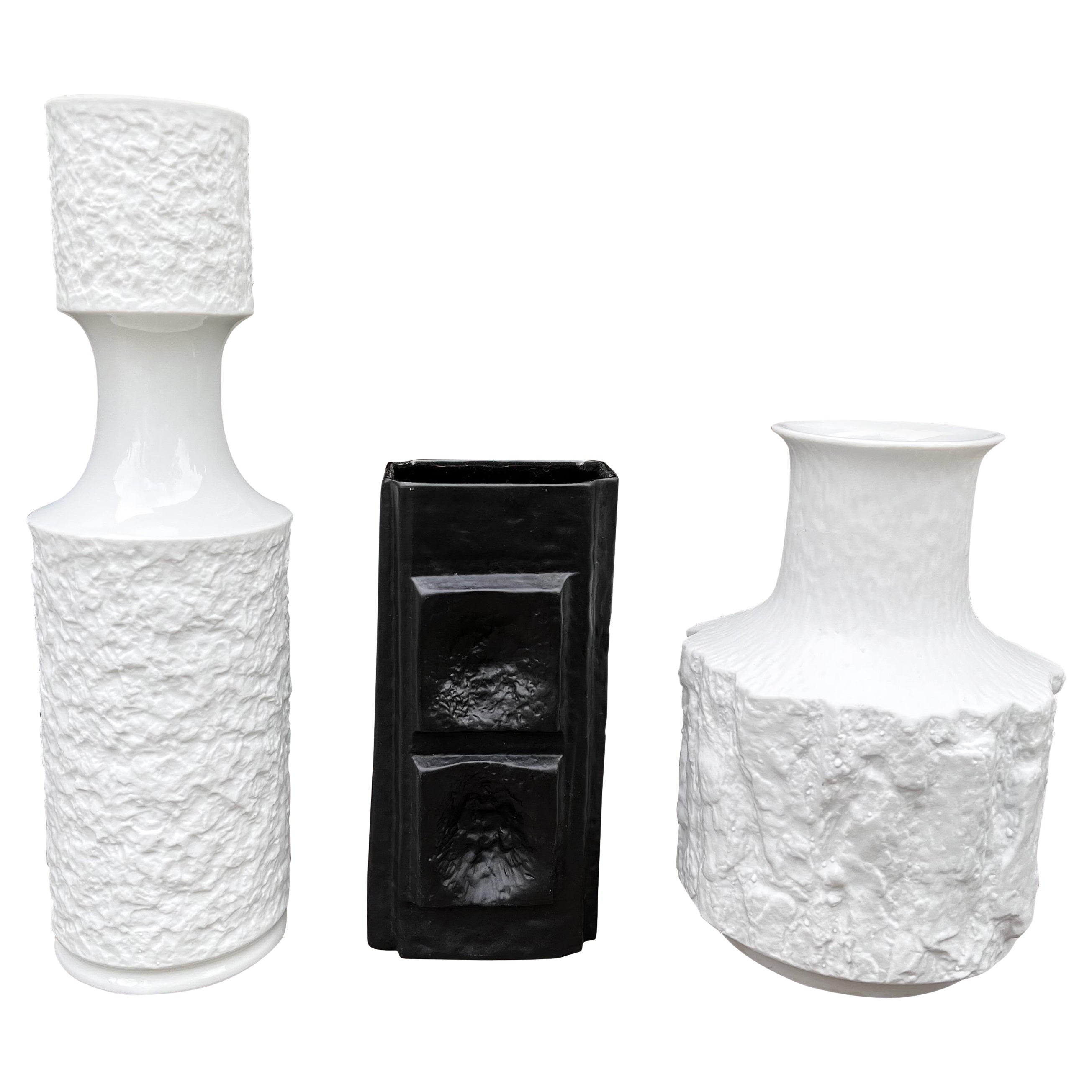 Satz von drei deutschen Vintage Vasen aus strukturiertem Porzellan im Angebot