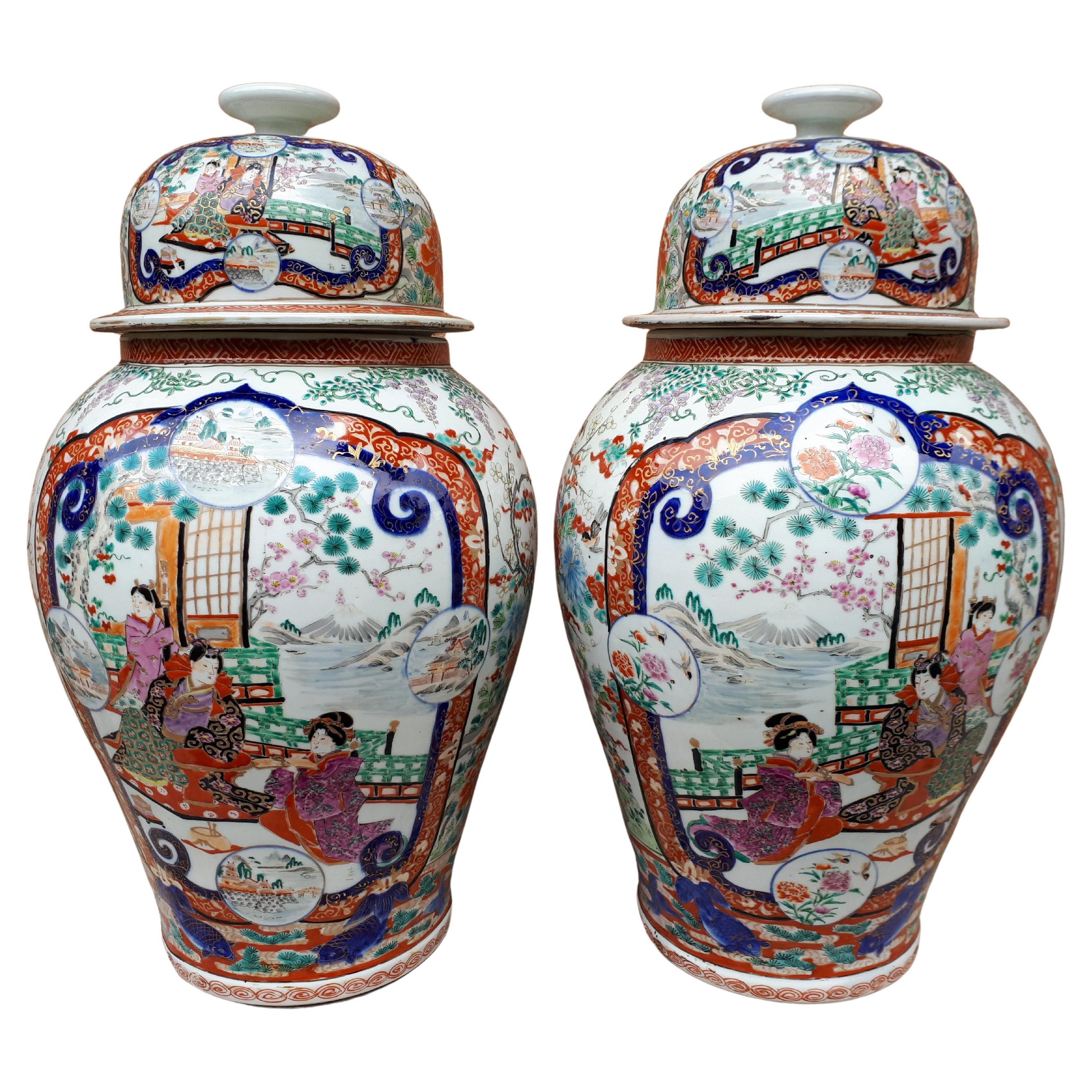 Paar große japanische Arita-Porzellanvasen (Imari) aus dem neunzehnten Jahrhundert im Angebot