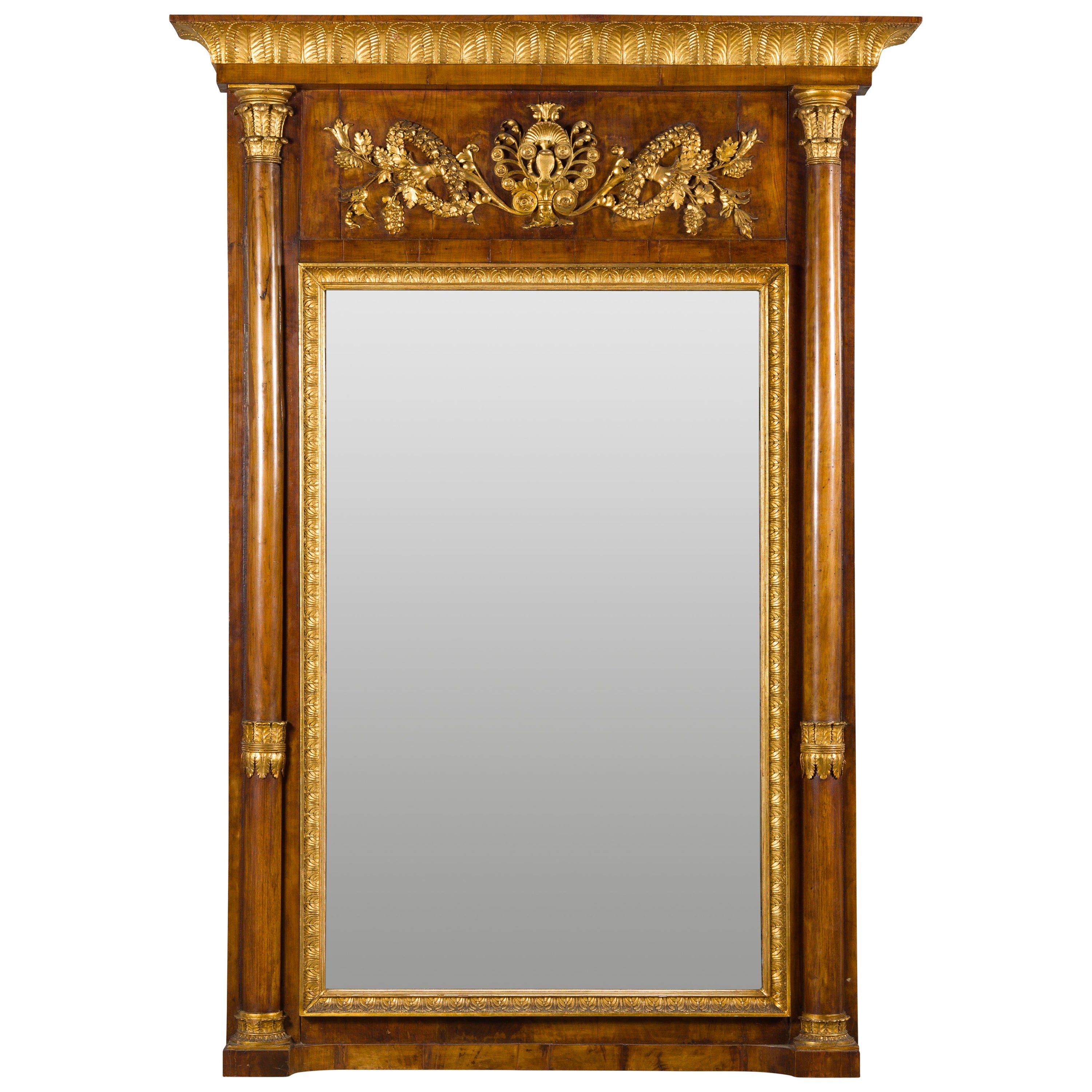 Biedermeier 19ème siècle Grand miroir en noyer avec motifs de feuillage en bois sculpté et doré en vente