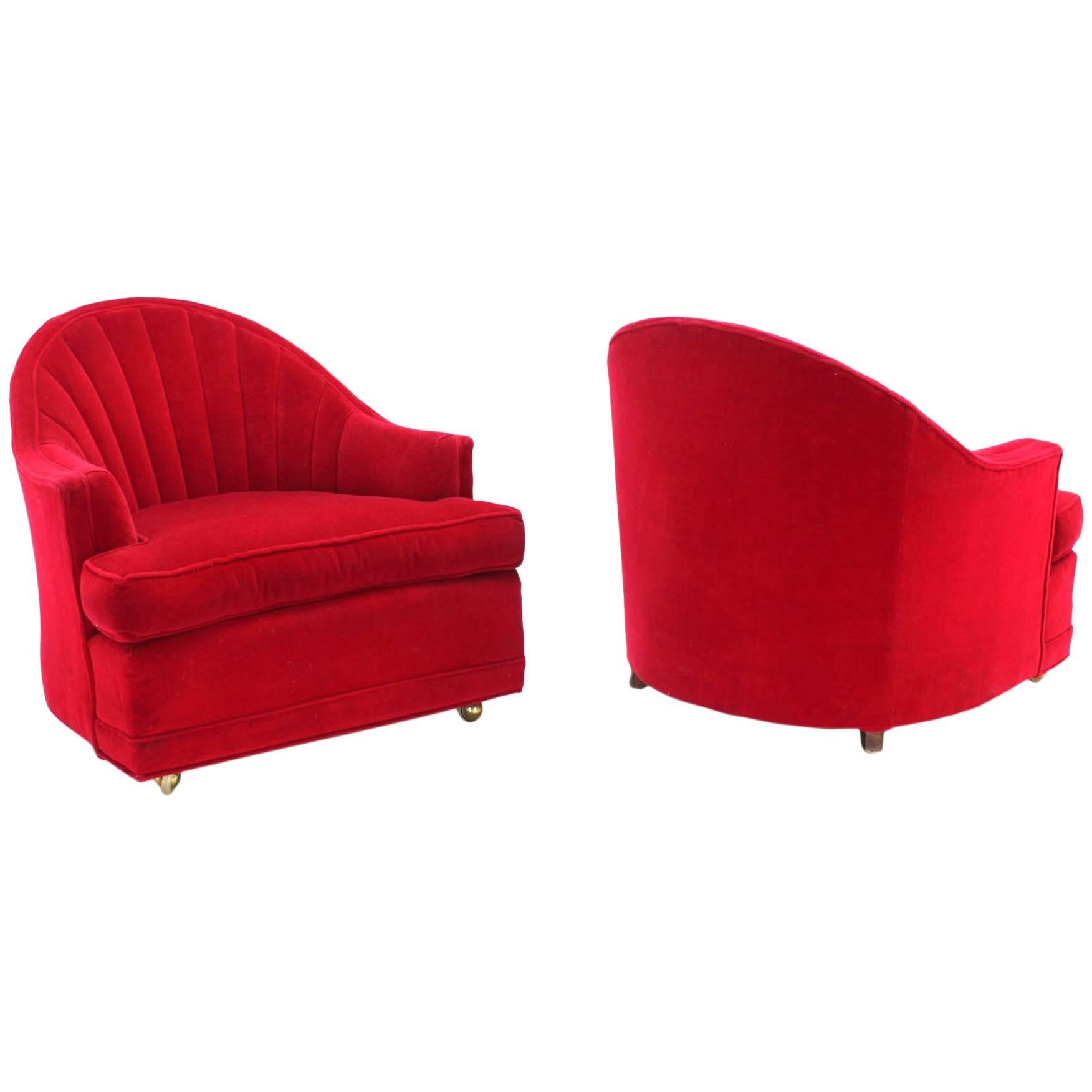 Paire de fauteuils de salon en tapisserie rouge à dossier festonné en forme de tonneau en vente