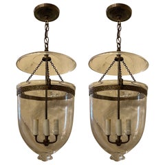 Paire de lanternes anglaises en verre soufflé en forme de cloche de style Regency Vaughan Designs