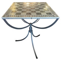 Schachspieltisch mit Intarsien aus Kunstknochen und Stahl
