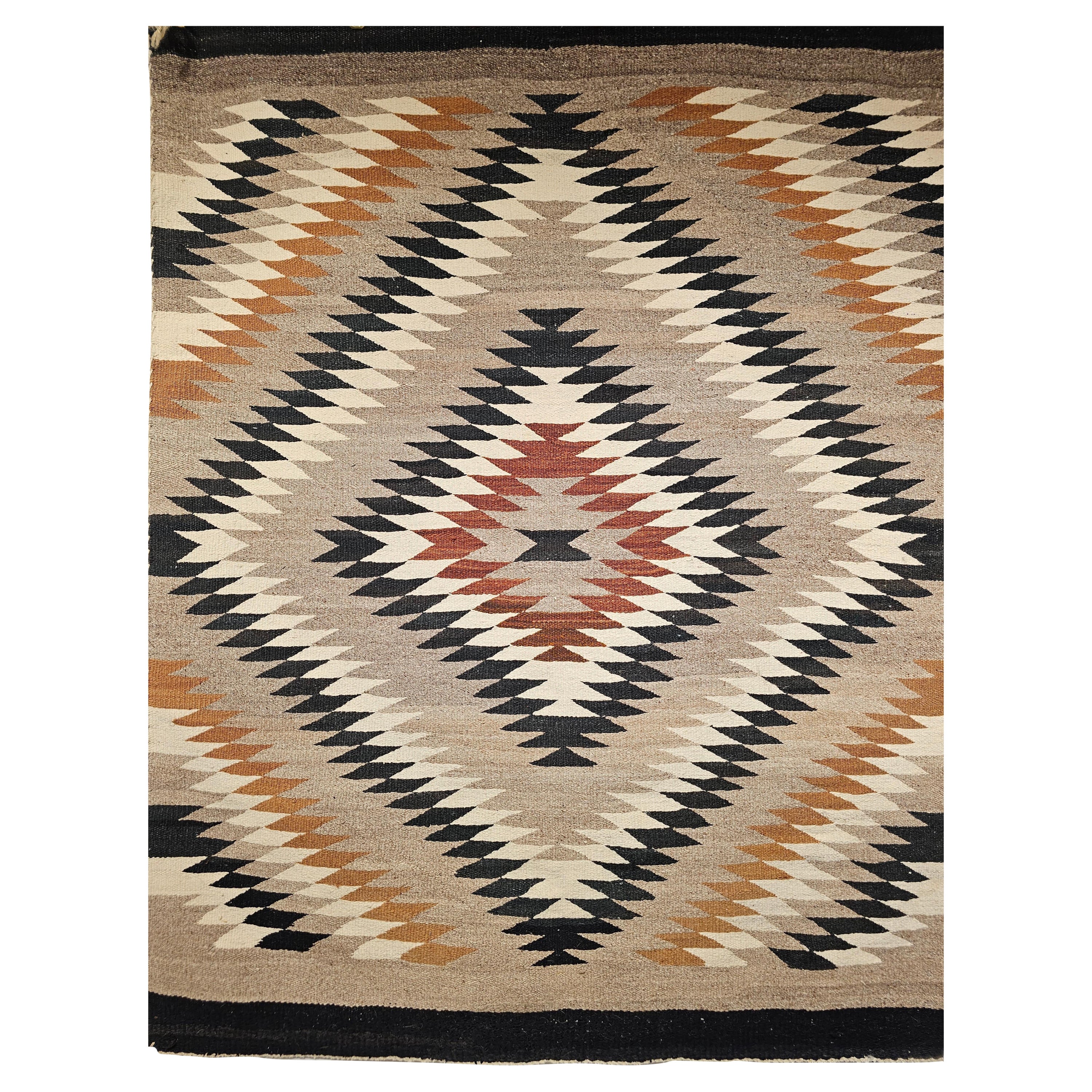 Navajo-Teppich im Vintage-Stil der amerikanischen Ureinwohner mit Auge-Schirm-Muster in Erdtönen
