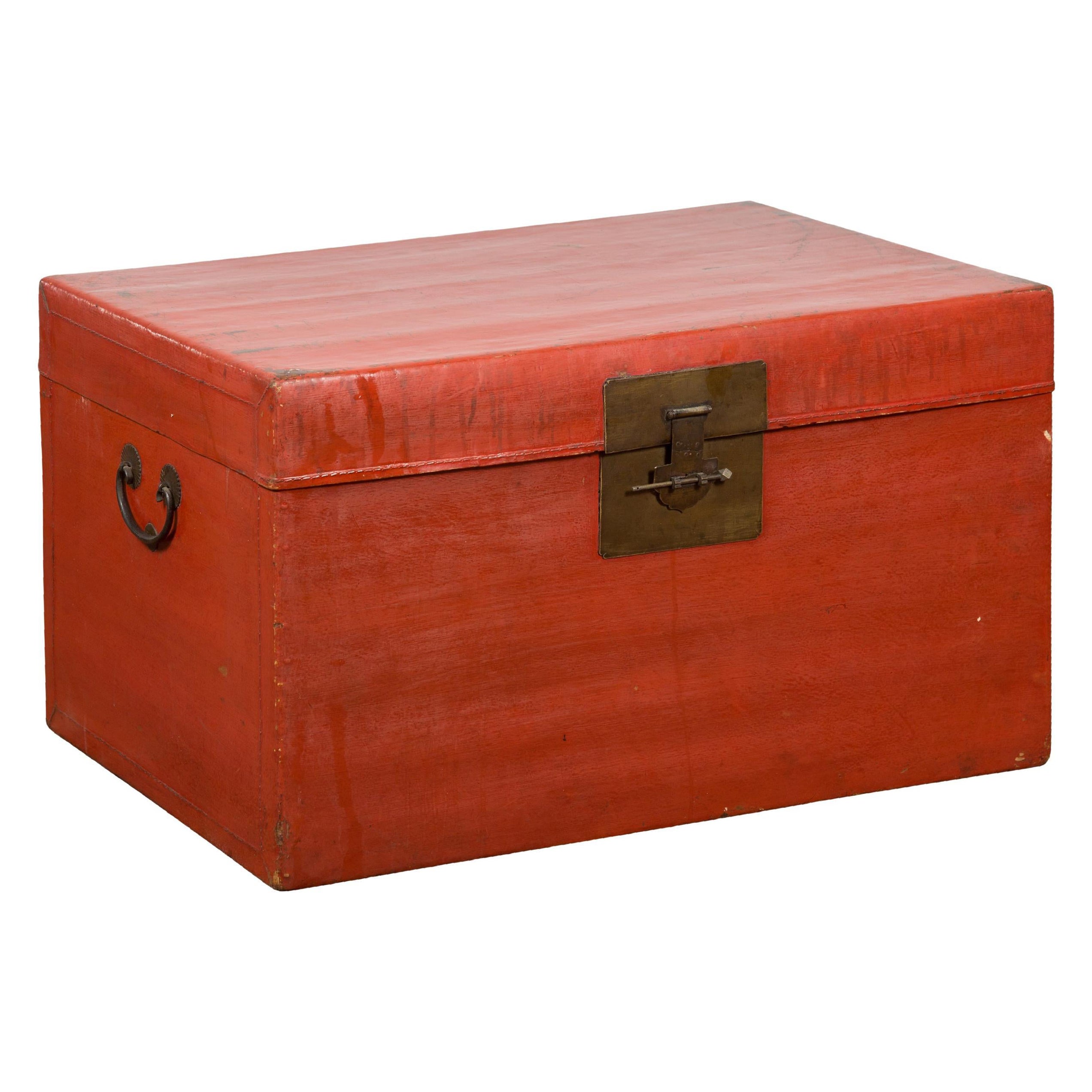 Baule di legno rosso vintage con chiusura quadrata in ottone