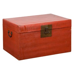 Baúl Vintage Rojo de Madera con Picaporte Cuadrado de Latón