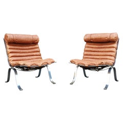 Paire de chaises longues Arne Norell "Ari" en cuir cognac et acier chromé