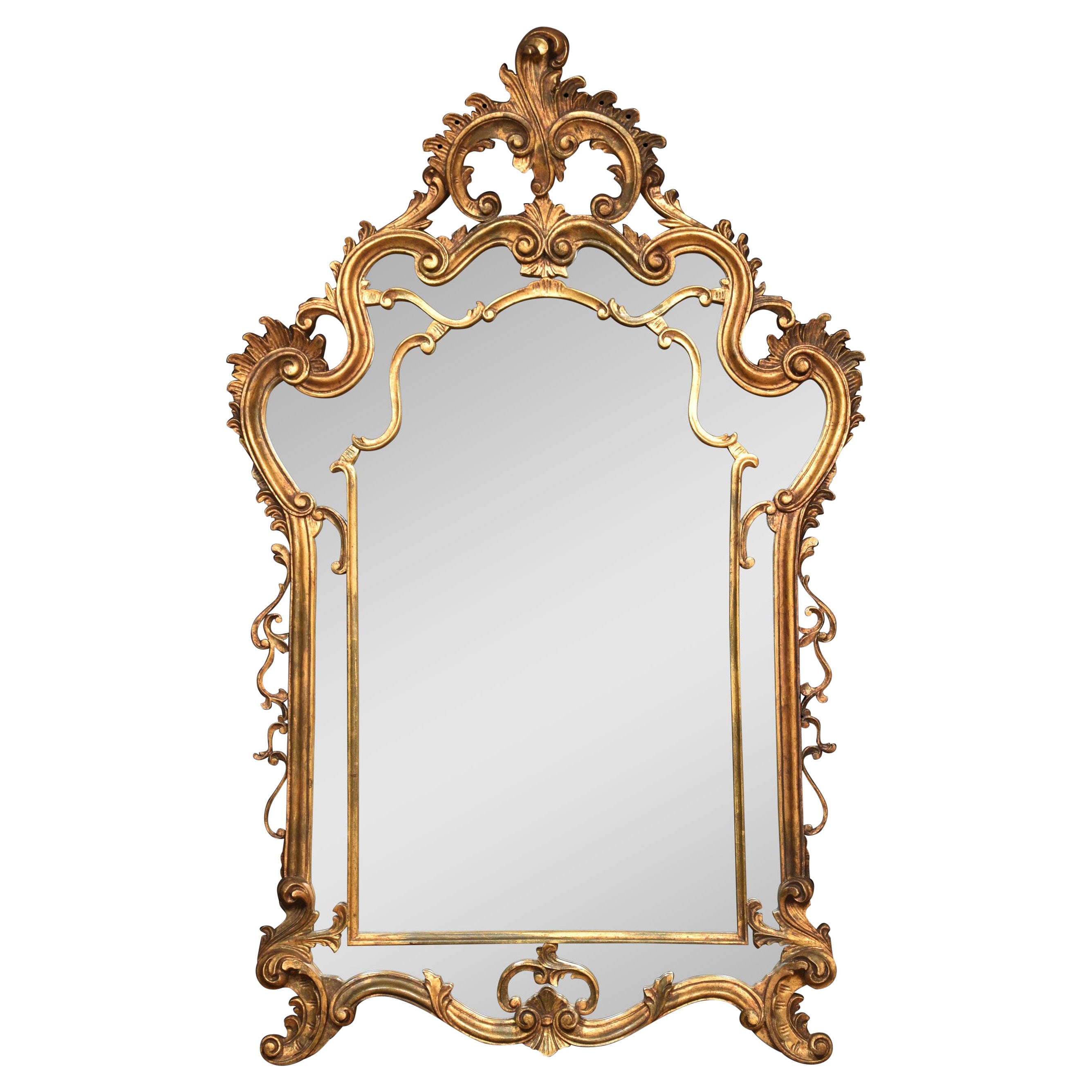 Miroir mural en bois doré de style 18ème siècle