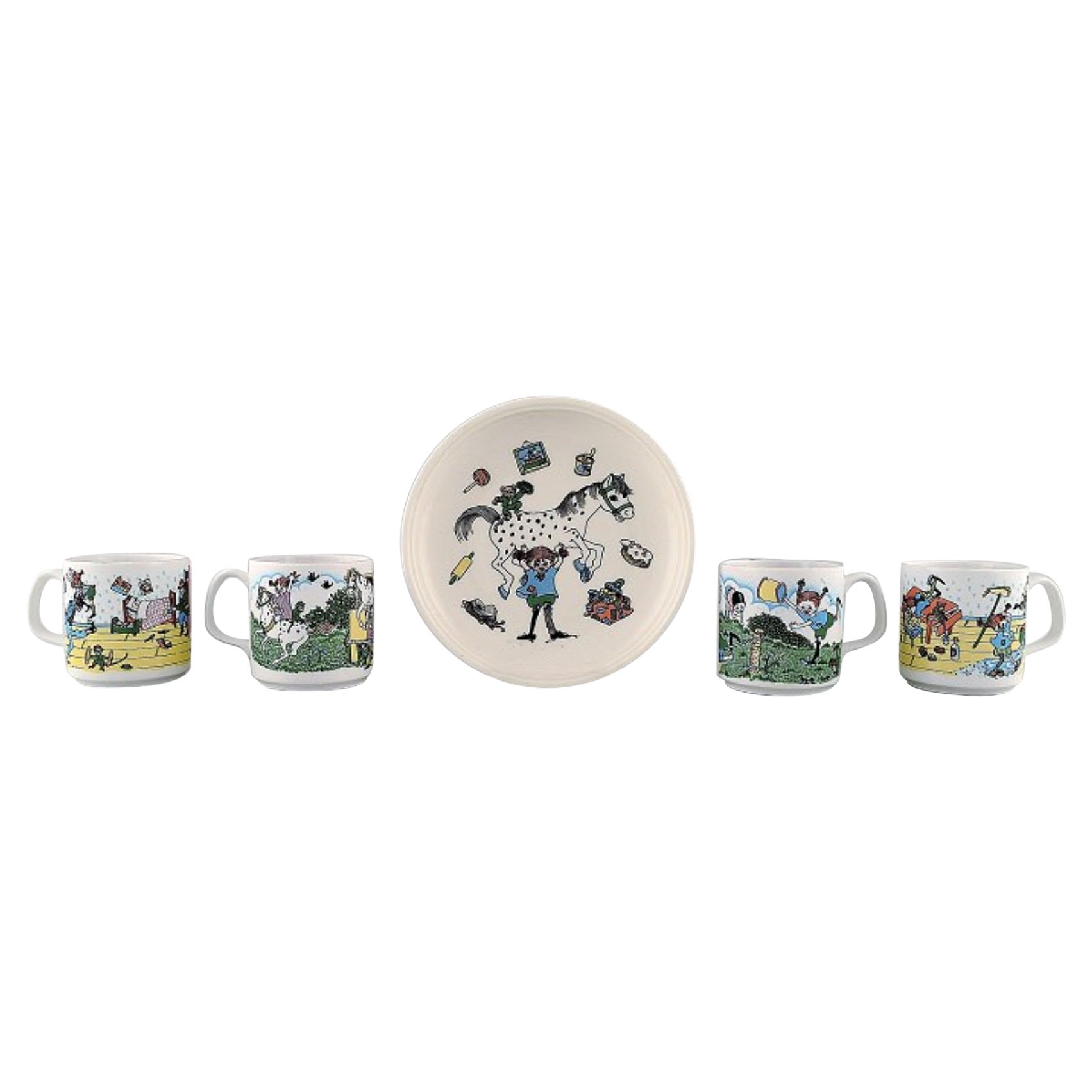 Rörstrand, Vier Tassen und ein Teller aus Porzellan mit Pippi-Langstrumpf-Motiven