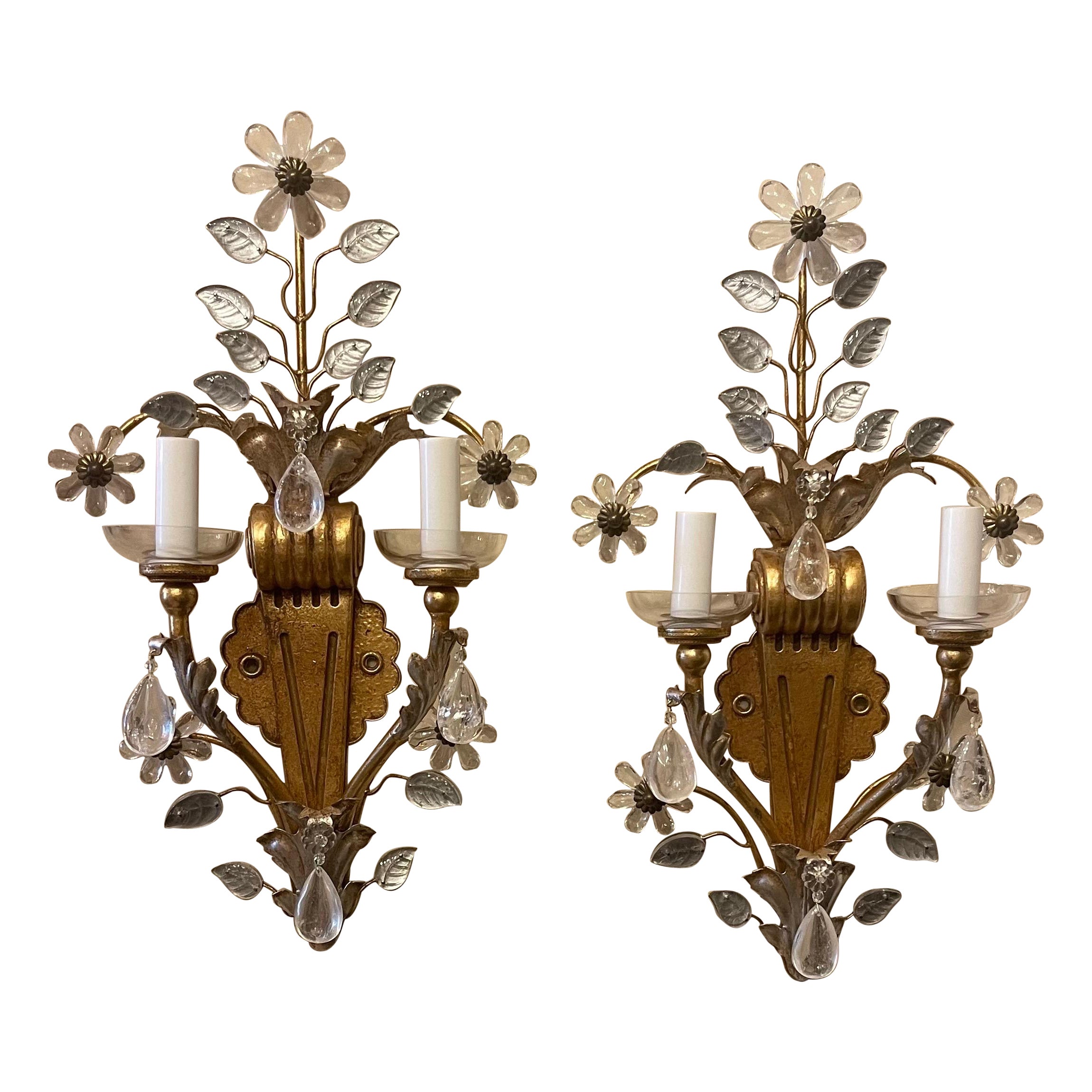 Merveilleuse paire d'appliques Maison Baguès en cristal de roche avec fleur en forme de feuille et dorée