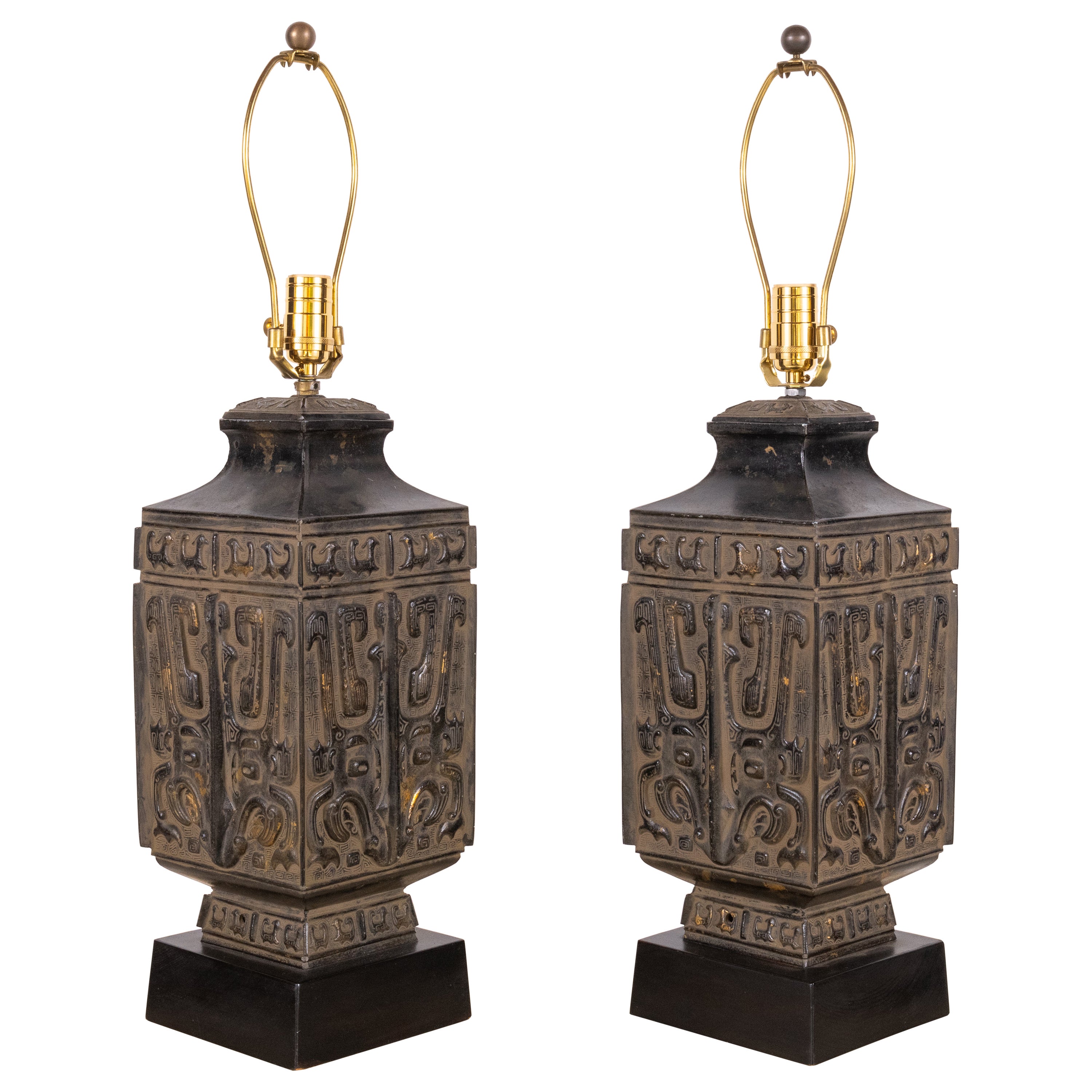 Pareja de lámparas chinas de bronce de la Regencia de Hollywood al estilo de James Mont en venta