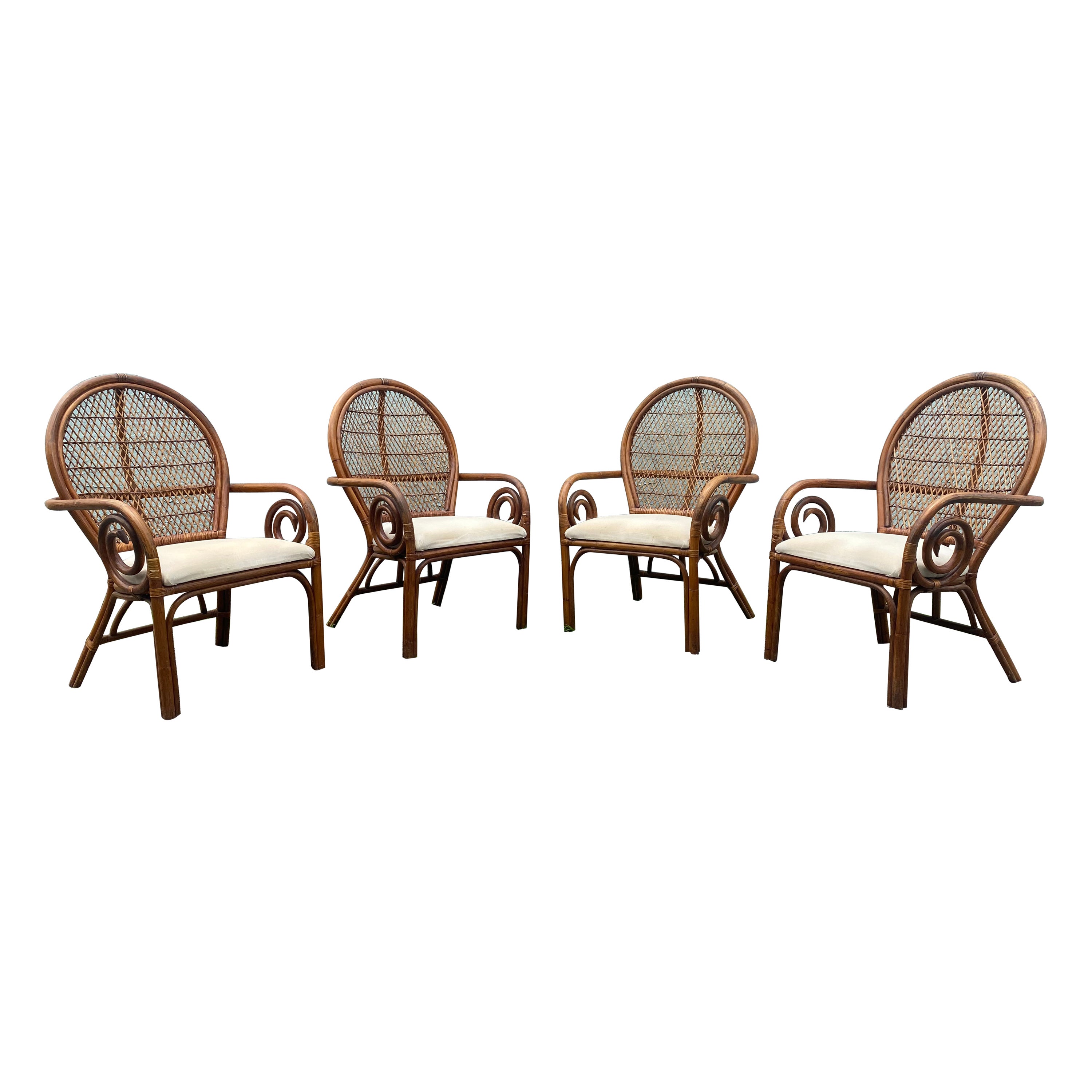 1970er Rattan Pfau Scroll Arm skulpturale Esszimmer Stühle im Angebot