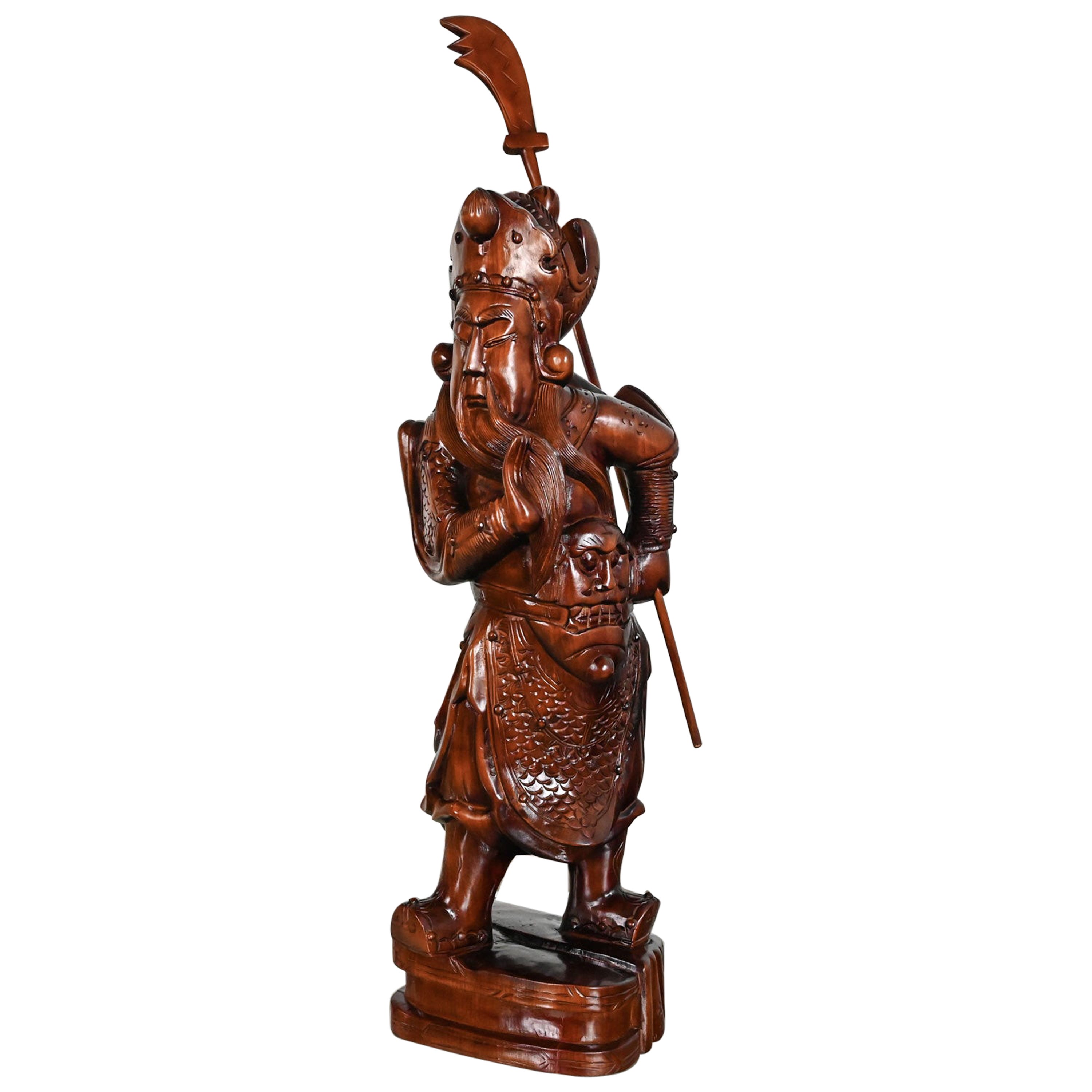 Asiatische Skulptur eines chinesischen Kriegers aus handgeschnitztem Rosenholz, Guan Yu, 20. Jahrhundert