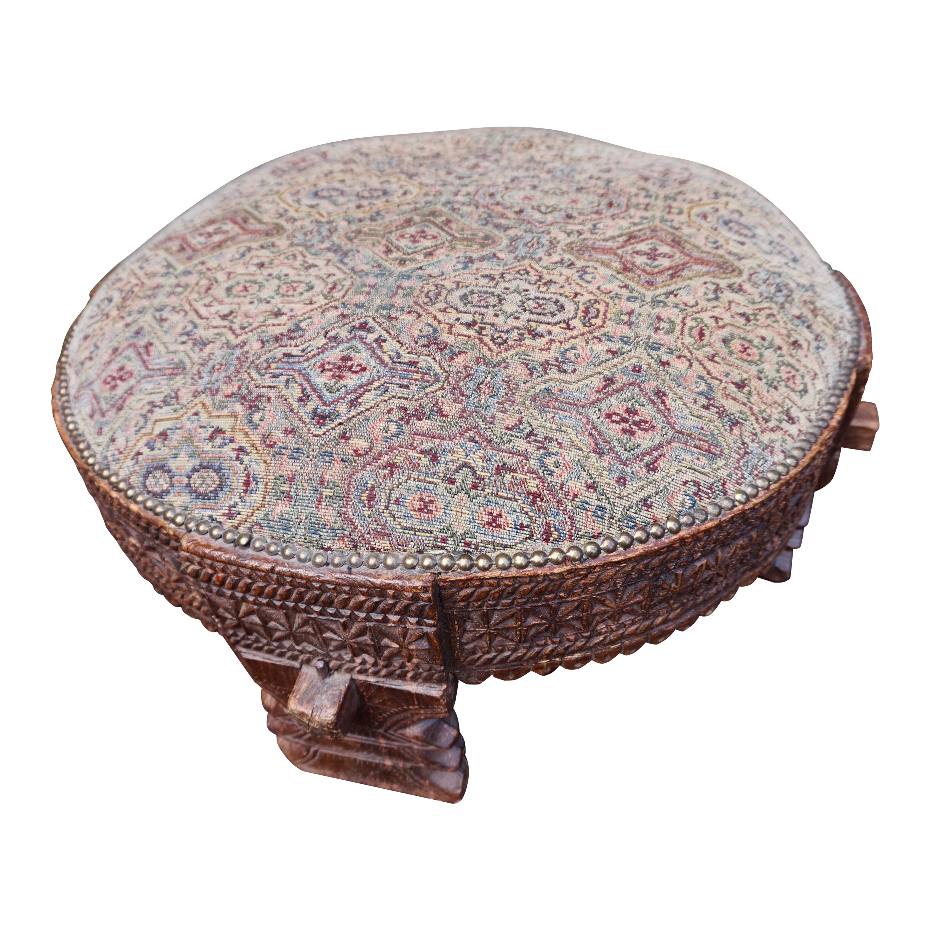 Antiker, runder, handgeschnitzter, indischer, Padouk-Holz-Ottoman-Sitz im Angebot