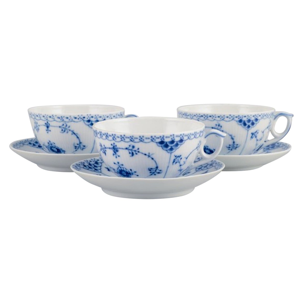 Royal Copenhagen, Blaue geriffelte Halbspitze, drei Paar große Teetassen. im Angebot