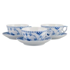 Royal Copenhagen, dentelle bleue cannelée, trois paires de grandes tasses à thé.