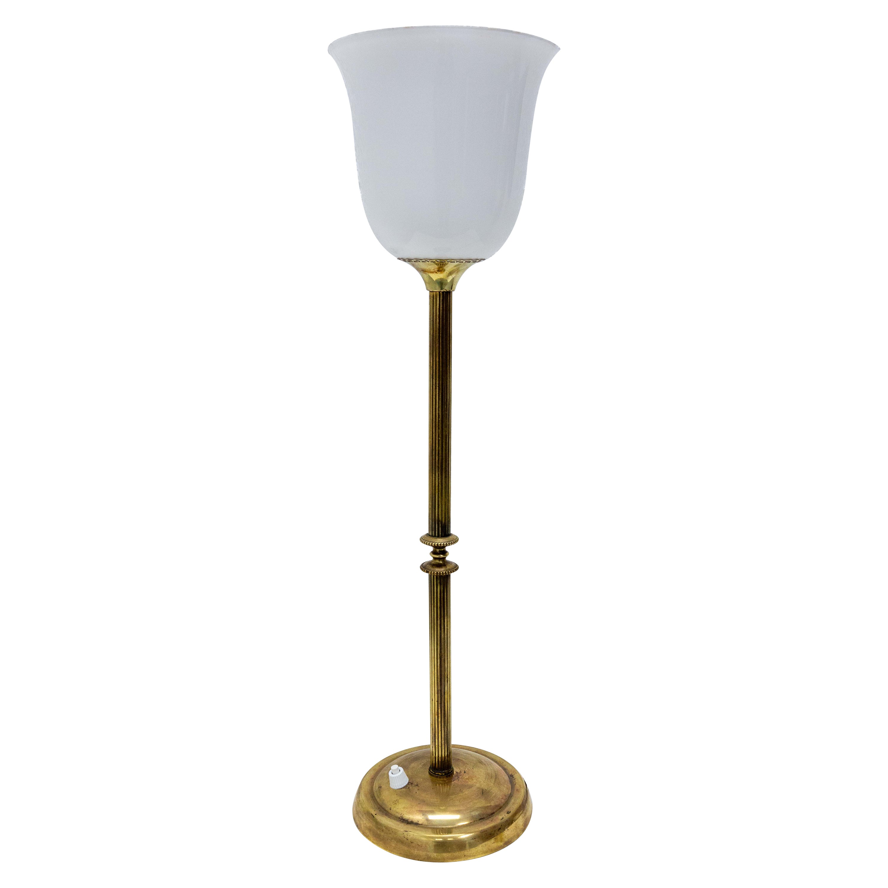 Französische Art Deco Tischlampe Messing und Opaline, um 930 im Angebot