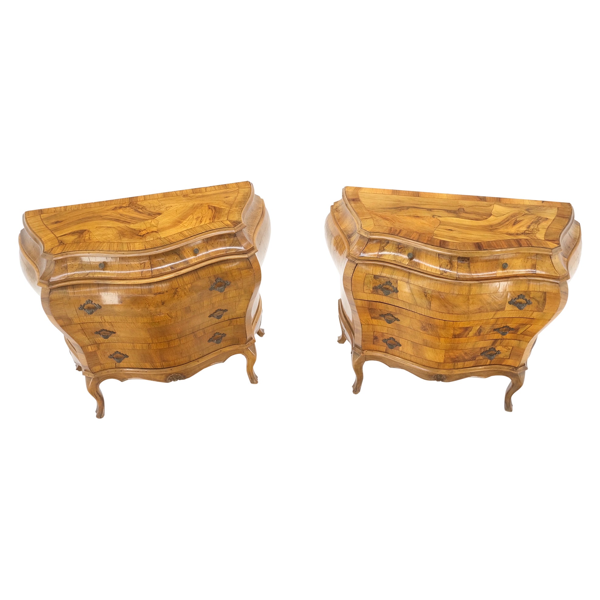 Paire de petits meubles de rangement italiens Bombay en bois de ronce d'olivier et placage patché en vente