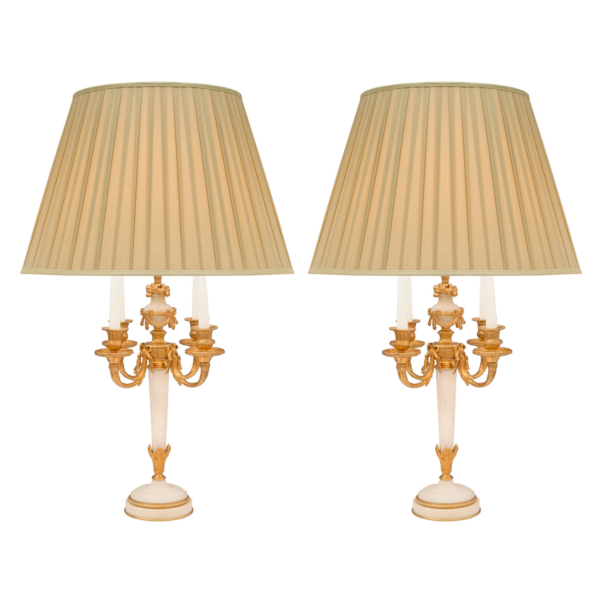 Paire de lampes françaises du 19ème siècle de style Louis XVI en bronze doré et marbre de Carrare blanc