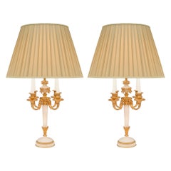 Paar französische Louis-XVI-Lampen aus Goldbronze und weißem Carrara-Marmor aus dem 19. Jahrhundert