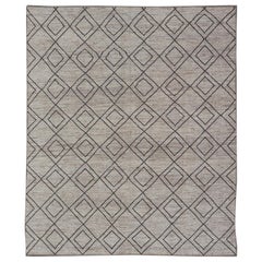 Grand tapis marocain moderne avec motif tribal de diamants en crème et anthracite 