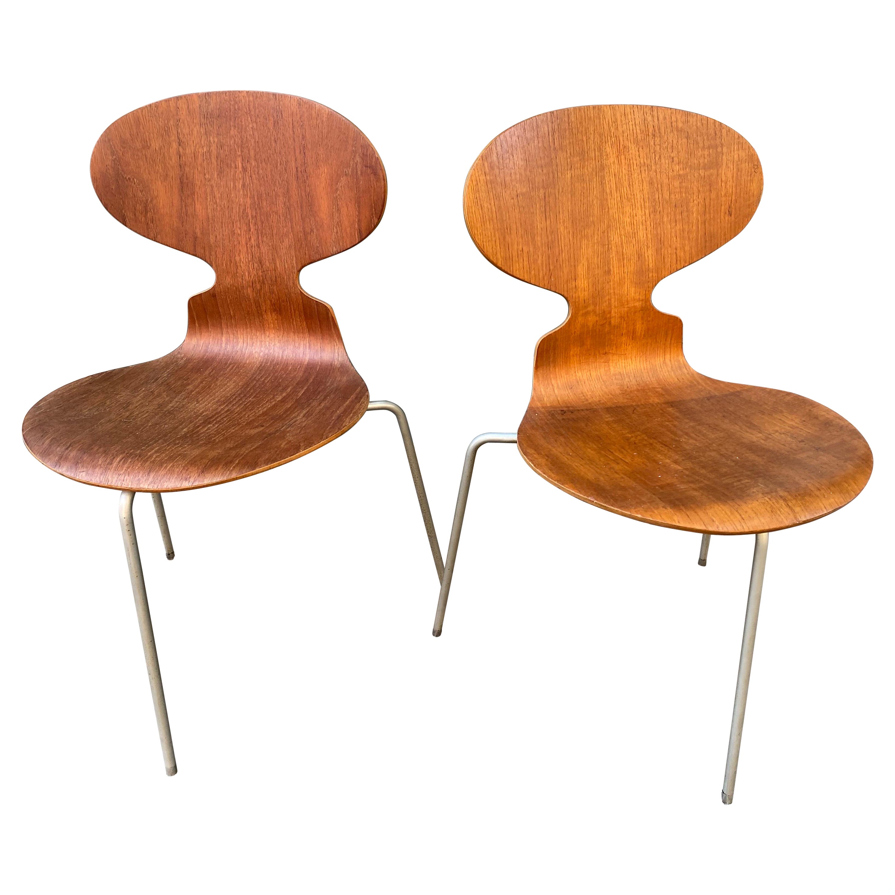 Paire de chaises à 3 pieds Arne Jacobsen en vente
