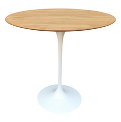 Table d'appoint Tulipe ovale à base en fer émaillé blanc et plateau en chêne d'Eero Saarinen pour Knoll