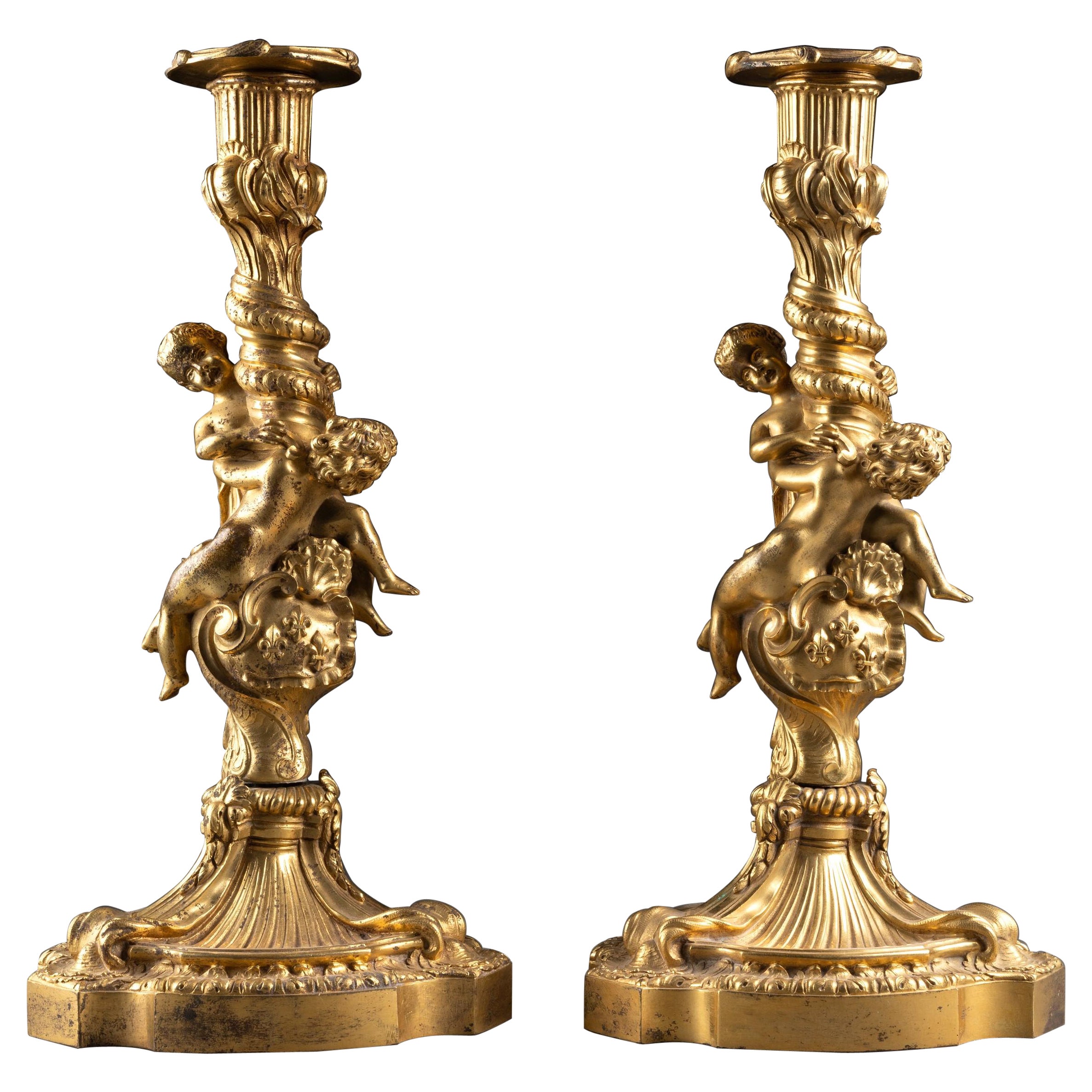 Coppia di candelieri in bronzo dorato Luigi XV del XIX secolo con stemma reale francese in vendita