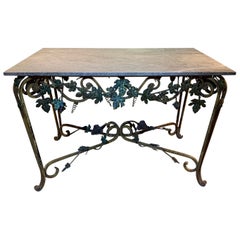 Table console en fer forgé et marbre du milieu du siècle avec décoration de feuilles