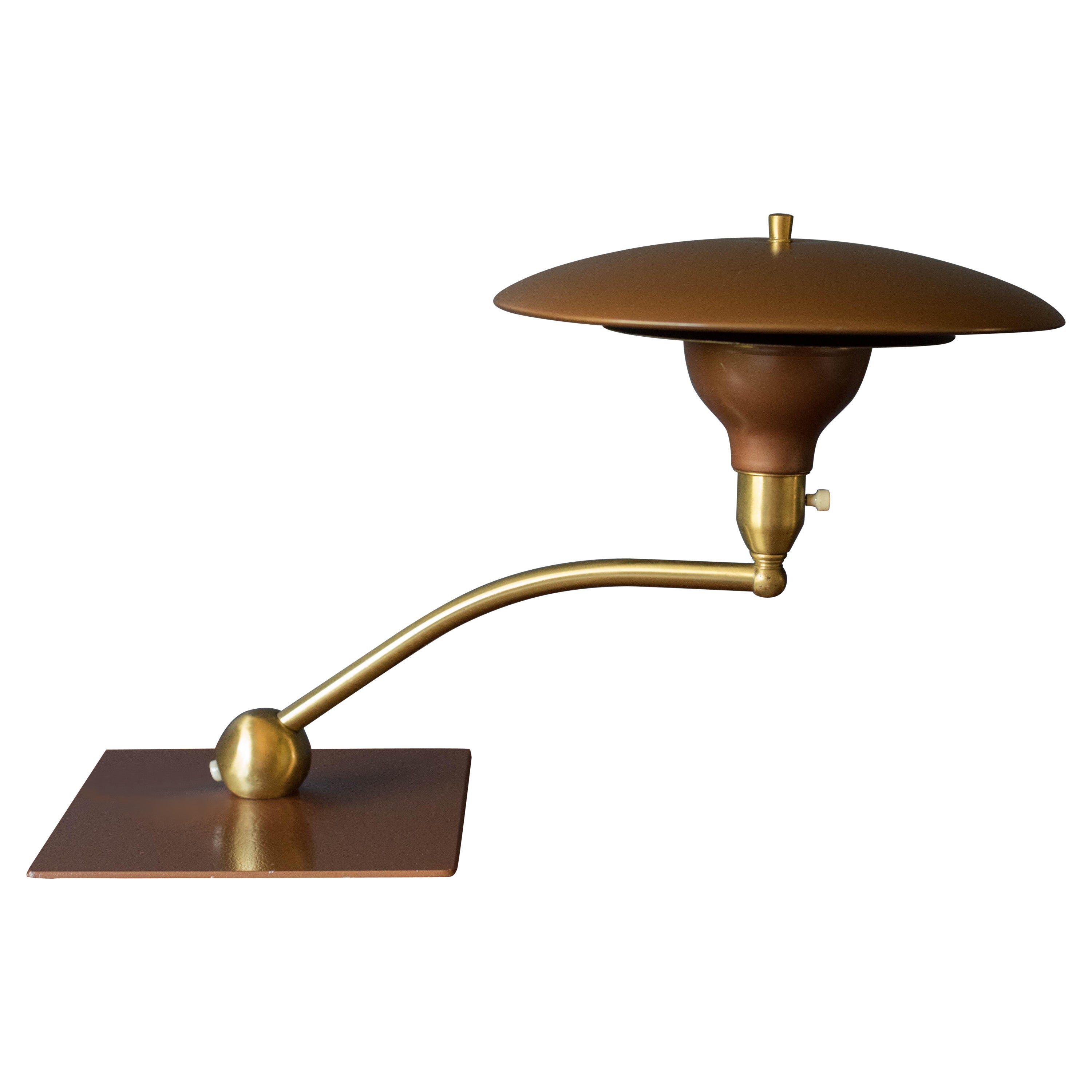Lampe de bureau vintage en laiton à vue par M.G. Roue en vente