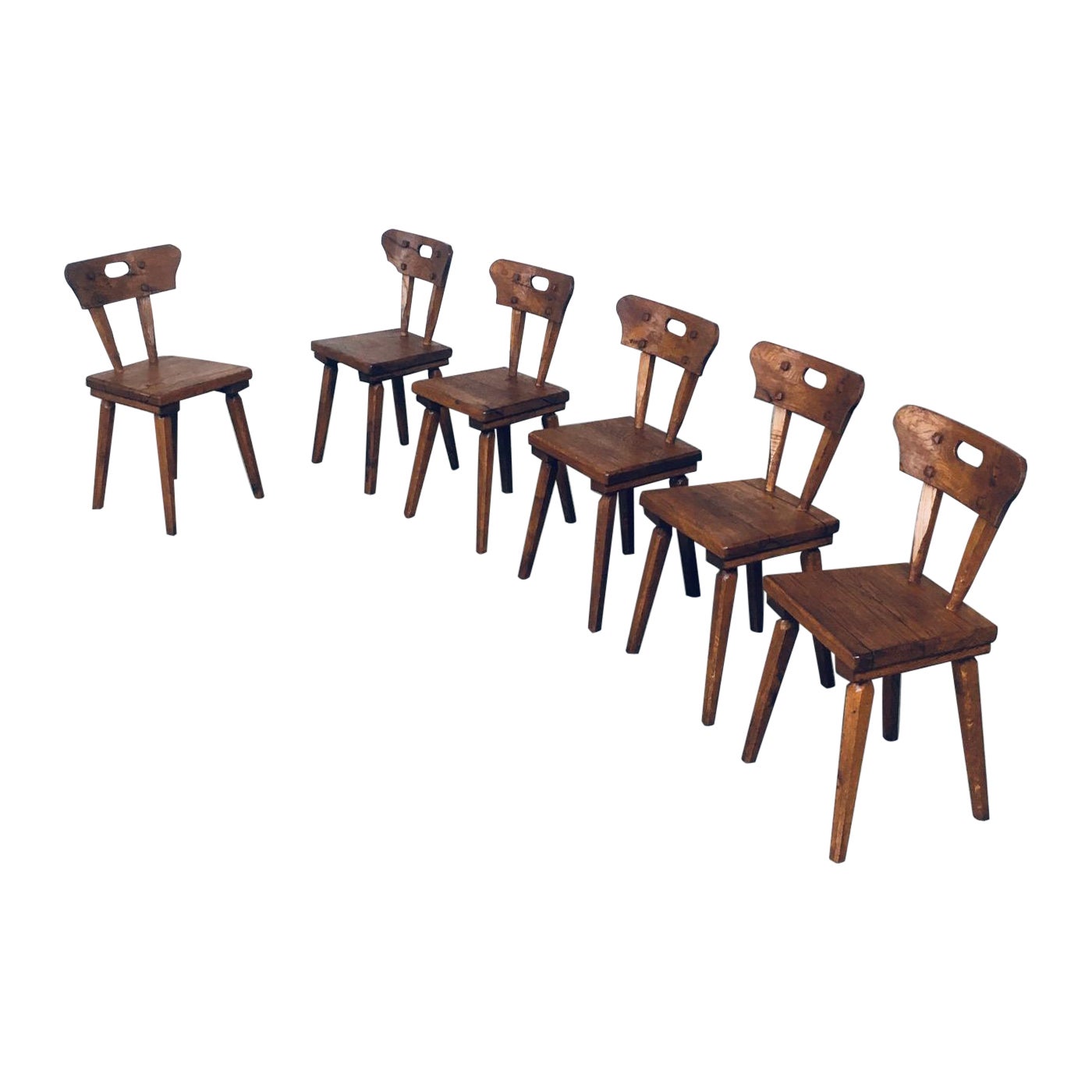 Ensemble de chaises de salle à manger en Oak rustique, France, années 1940, fabriqué à la main selon les principes de l'art populaire en vente