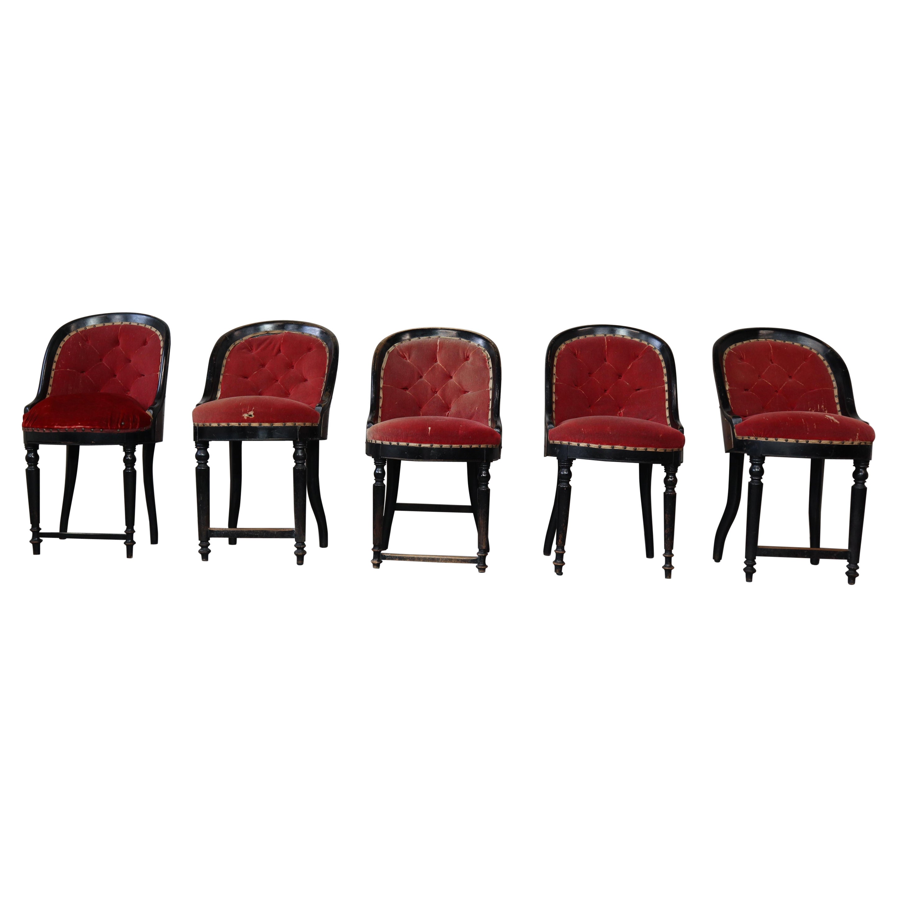 Ensemble de cinq chaises de théâtre anciennes en vente