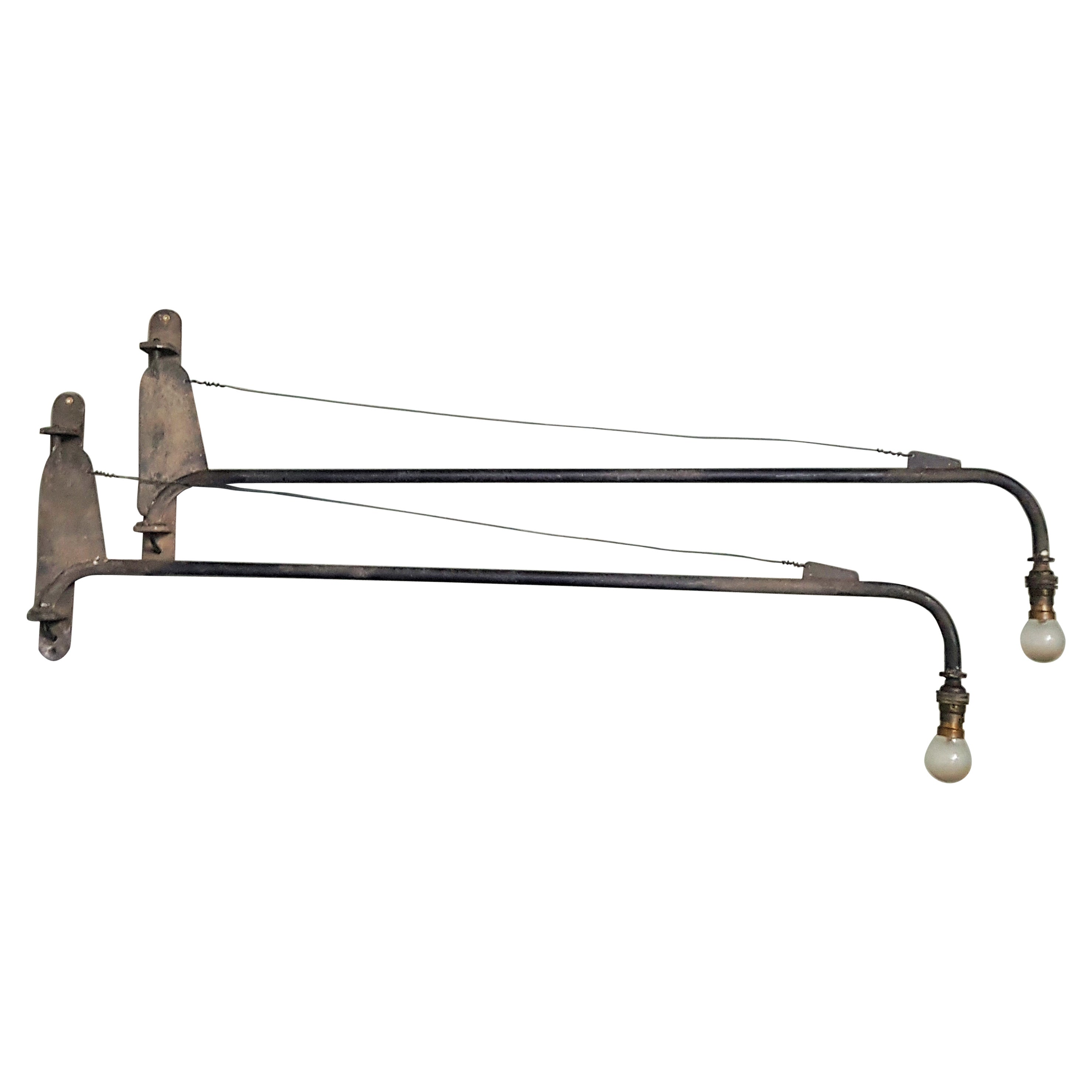 Paar Prouve Potence-Wandleuchten mit Swing Jib aus der Mitte des Jahrhunderts, Frankreich 1950er Jahre im Angebot