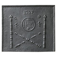 Plaque de cheminée du 18ème siècle « Pillars with Medieval IHS Monograms » (Pillars avec monogrammes médiévaux)
