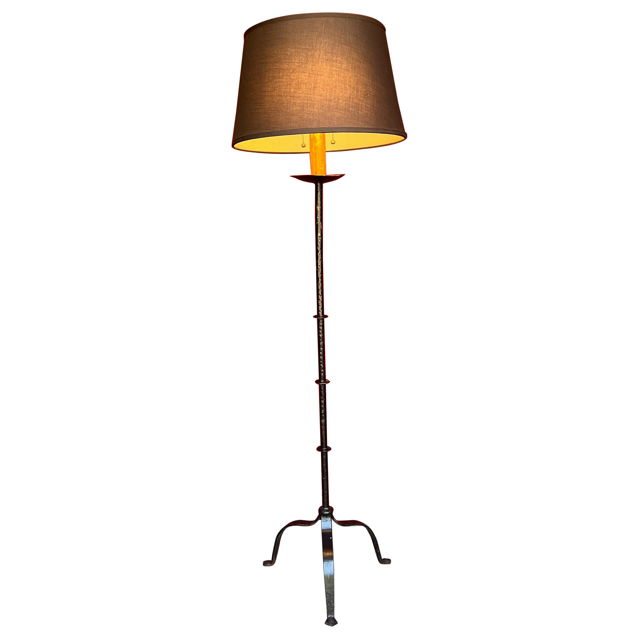 Lampadaire espagnol en fer peint en noir en vente