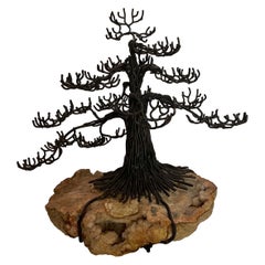 Belva Ball bonsai en bronze sur grande géode, signé