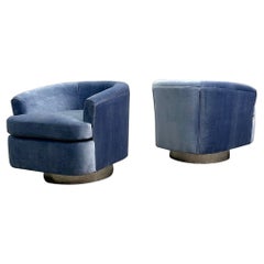 Chaises pivotantes de style Milo Baughman modernes du milieu du siècle dernier, base chromée et mohair bleu