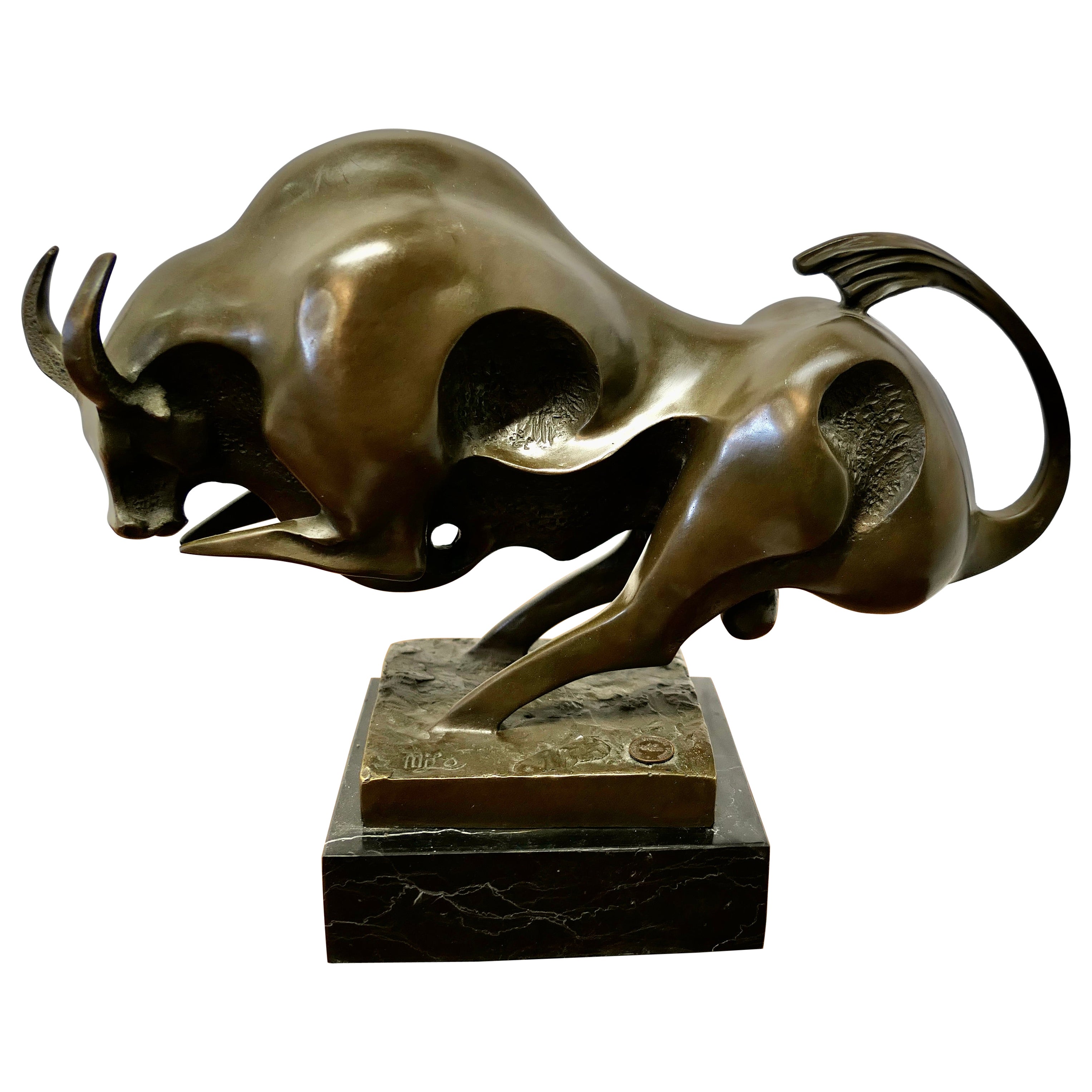 Sculpture moderniste abstraite en bronze d'un taureau sur un socle en marbre  