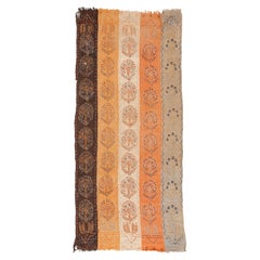 Rare et ancien tapis Kilim ottoman Perdeh avec décorations brodées